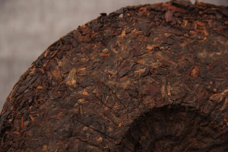 如何判斷普洱茶是否發(fā)霉？發(fā)霉的普洱茶應(yīng)該怎么處理？