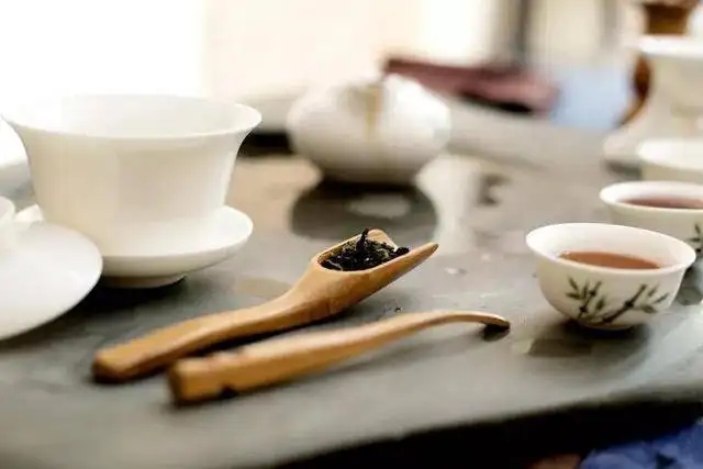 為什么有時(shí)喝茶嗓子會發(fā)干？